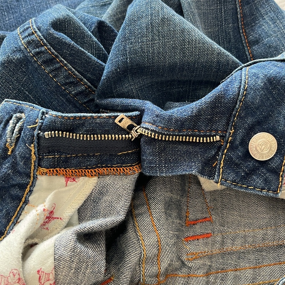 True Religion Jeans Becky Cut Off Hem Frayed/Small Hole Distressed Size 32 - Picture 16 of 16
